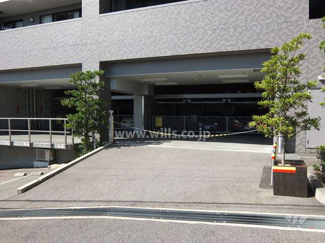 敷地内駐車場出入り口（ロボットゲート付き）