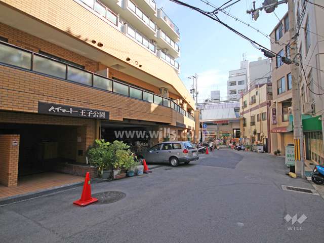 敷地西側の前面道路