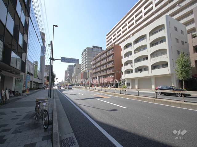敷地南側の前面道路（国道2号線）。市営バスのバス停がマンションの前にあります。