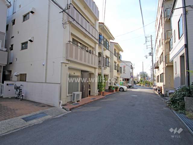 敷地北側の前面道路