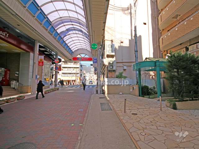 敷地西側の商店街