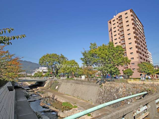 パレス灘六甲の遠景。敷地のすぐ西側を都賀川が流れています。