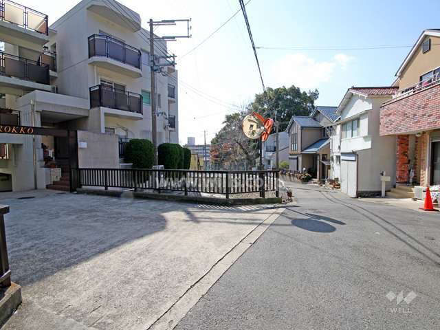 敷地西側の前面道路