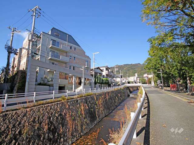 パレ六甲篠原の遠景。敷地の東側には杣谷川が流れています。