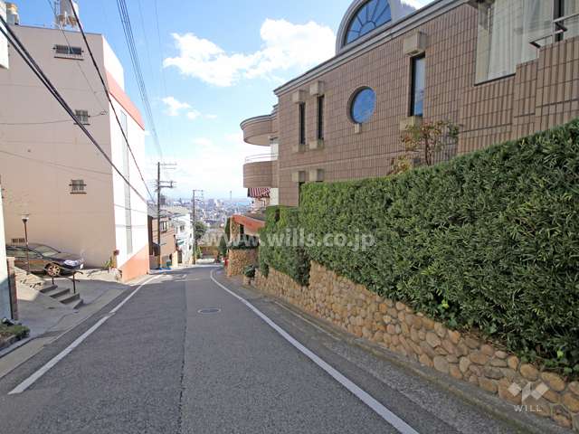 敷地東側の前面道路