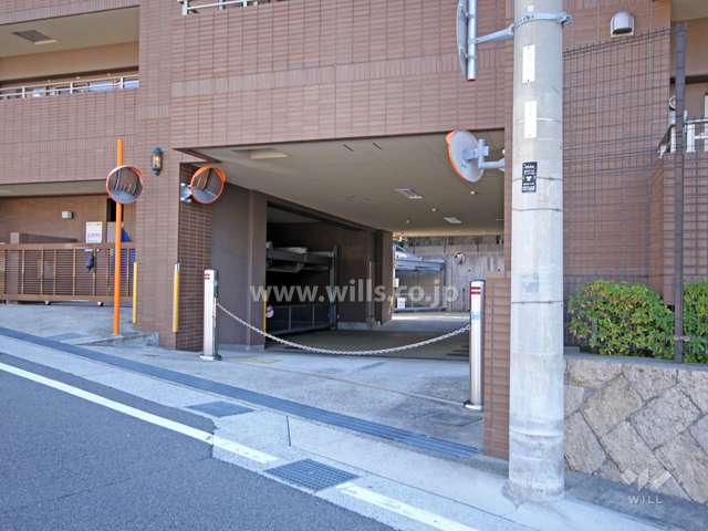 駐車場出入り口（ロボットゲート付き）
