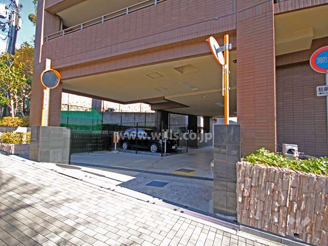 駐車場出入り口