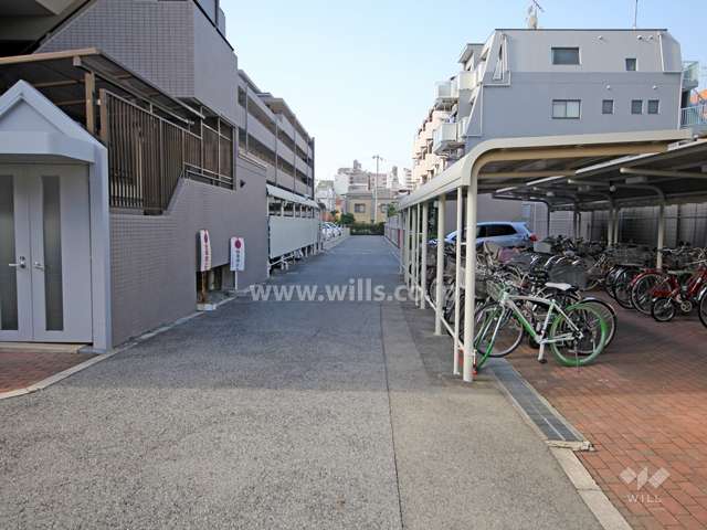 駐車場出入り口と駐輪場