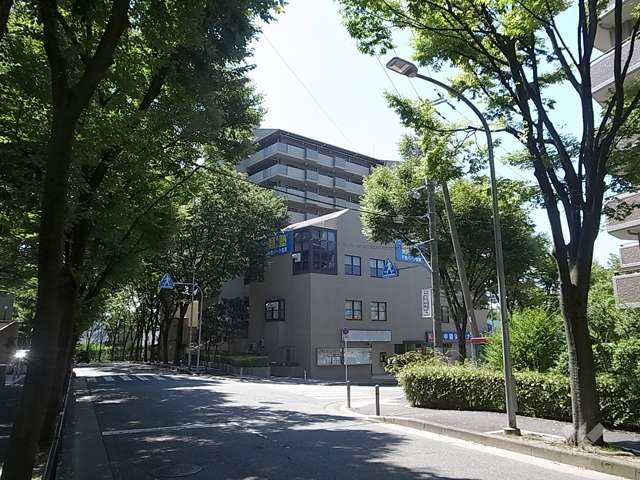 千里中央パークヒルズＫ棟の遠景。敷地東側は街路樹のある通りに面しています。