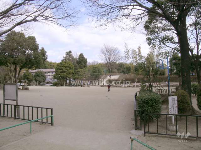 敷地内の広々とした公園