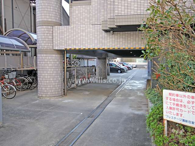 駐車場出入り口と駐輪場