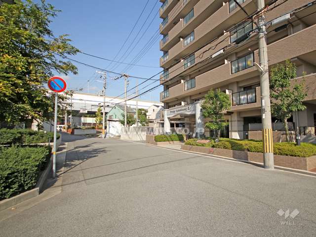 敷地西側の前面道路