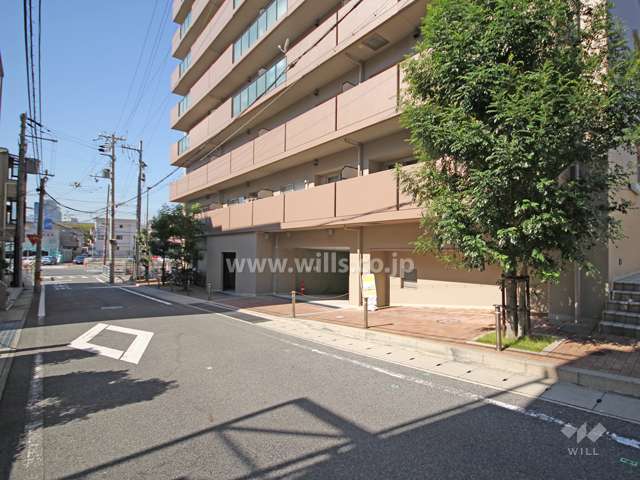 駐車場出入り口（ロボットゲート付き）