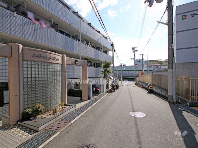 敷地西側の前面道路