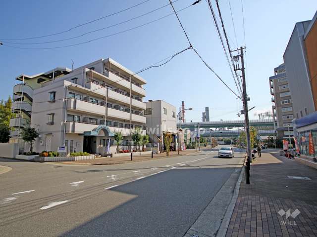 敷地西側の前面道路
