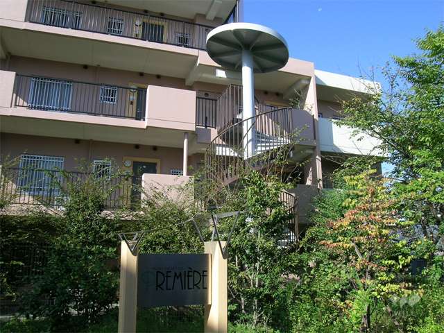 マンション名を書いた銘板と螺旋階段