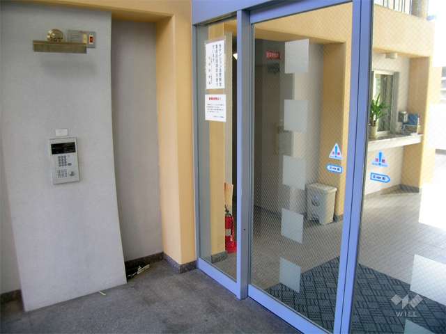 エントランスはオートロック付きです。