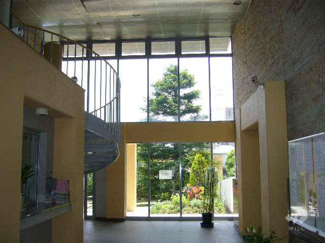 2層吹き抜けの開放感のあるエントランスホール