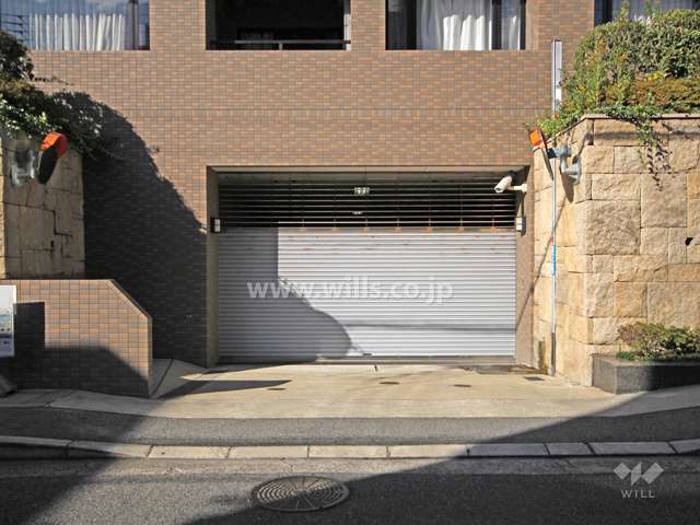 駐車場出入り口（シャッター付き）