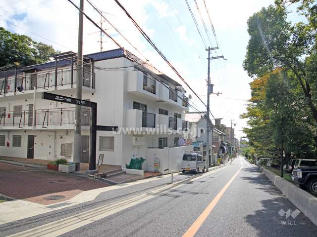 敷地西側の前面道路