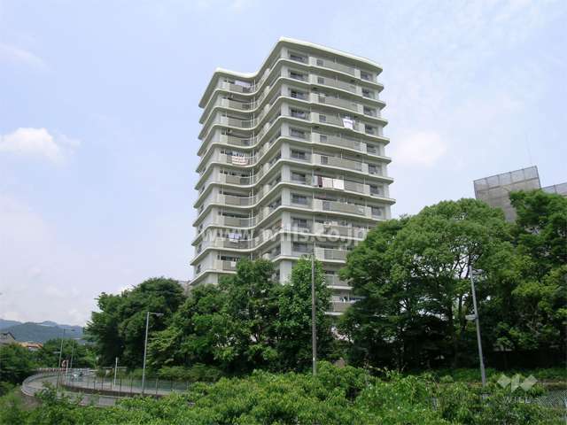 公団北緑丘第２住宅８号棟の外観（南西側から）