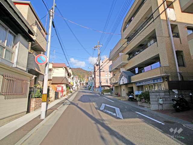 敷地西側の前面道路
