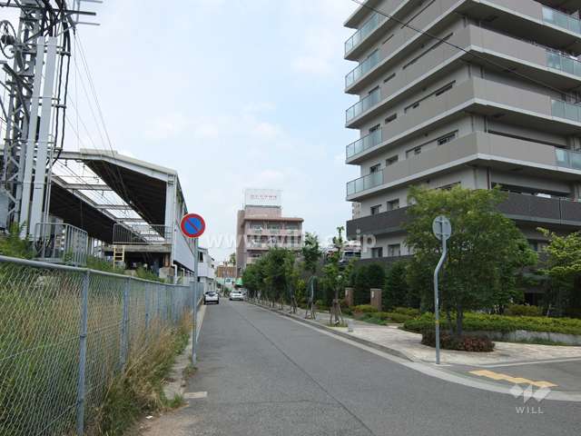 敷地北側の前面道路。すぐ向かい側に駅があります。
