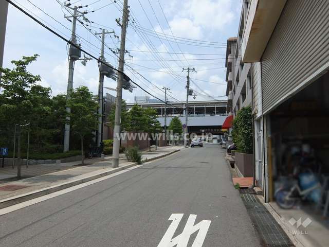 敷地東側の前面道路（南側から）