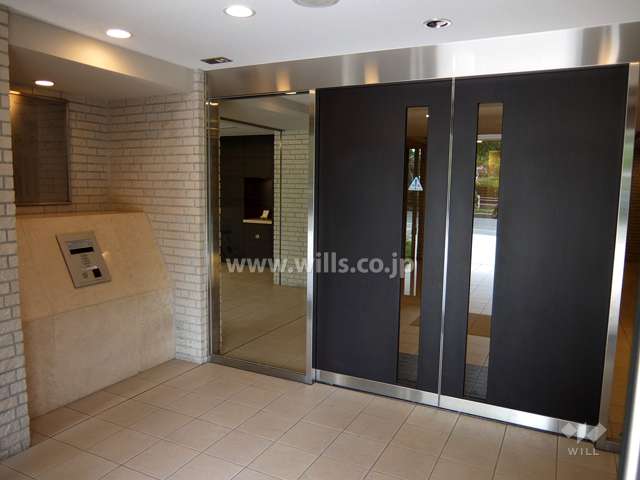 エントランスはオートロック付きです。