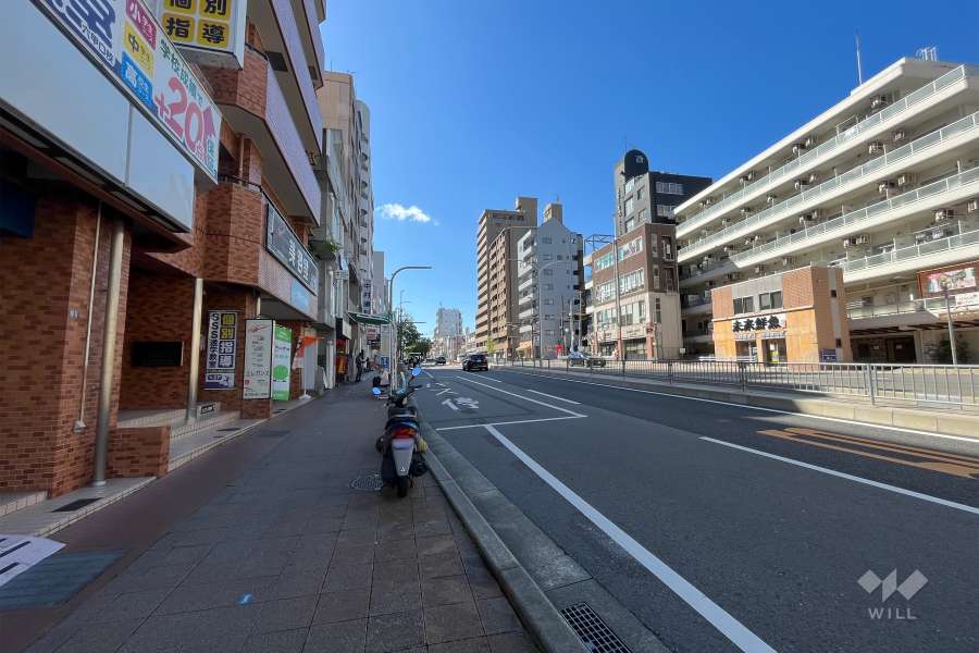 敷地北側の前面道路（東側から）