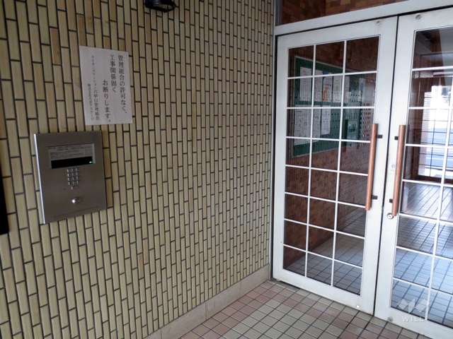 エントランスはオートロック付きです。