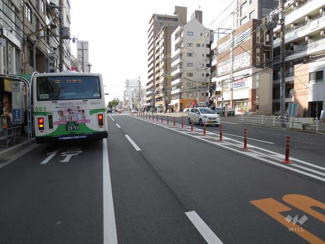 敷地北側が国道2号線に面しており、目の前にバス停があります。