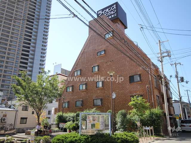 ライオンズマンション六甲道第2の外観(北東側から)　敷地の東側は広場に面しています。