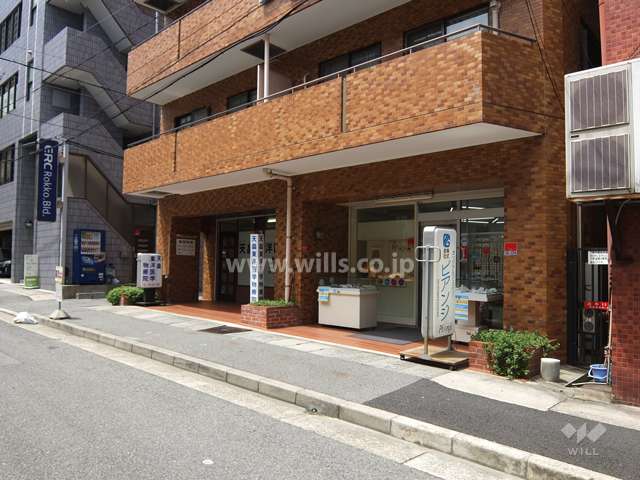 1階部分は店舗です。