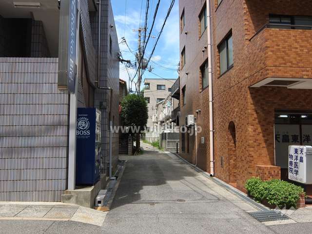 敷地西側の前面道路