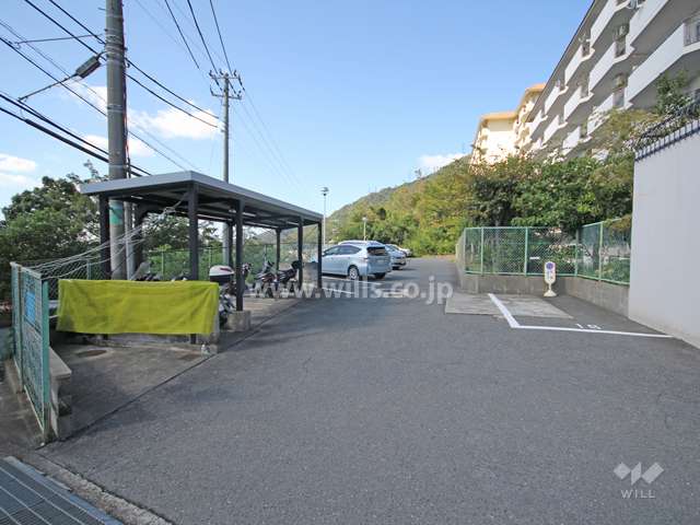 敷地内駐車場（屋外平面式）とバイク置場