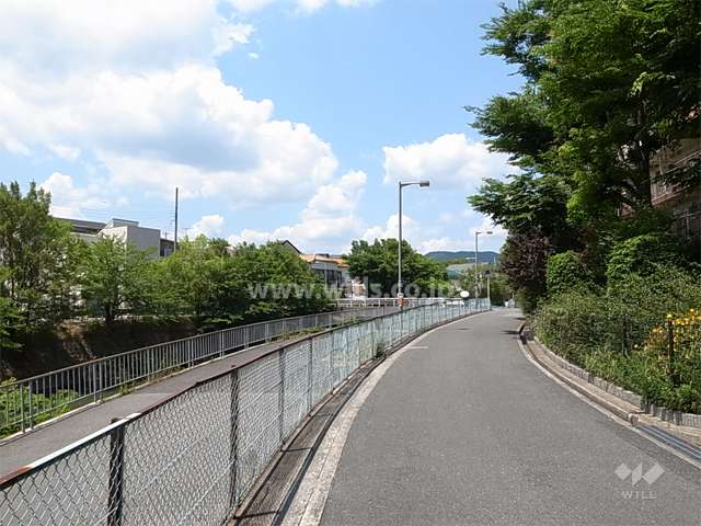 敷地の西側には千里川が流れています。