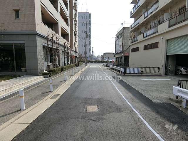 敷地西側の前面道路
