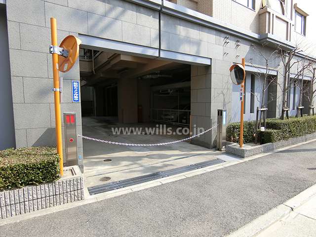 駐車場入り口（リングシャッター付き）