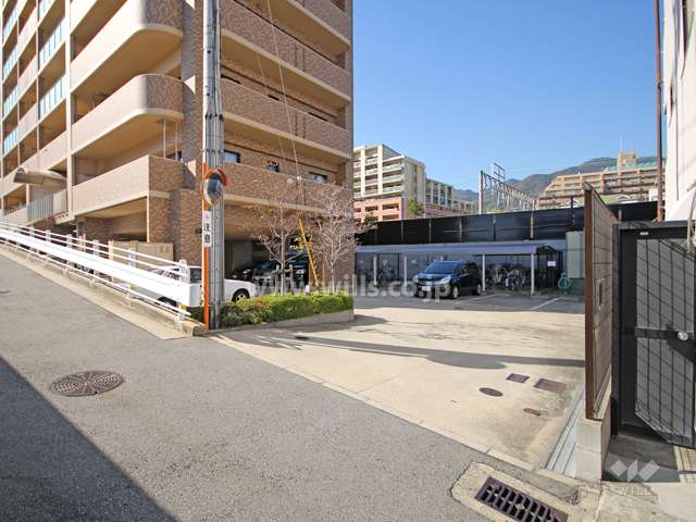 駐車場出入り口