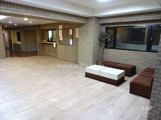 談話スペースもあるエントランスホール