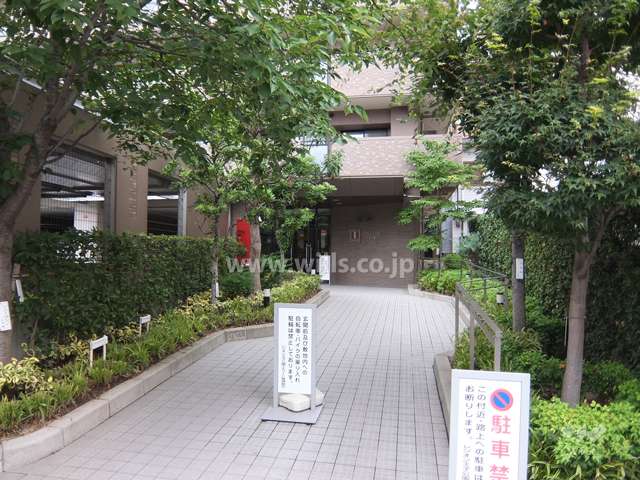 植栽スペースに囲まれたエントランスアプローチ