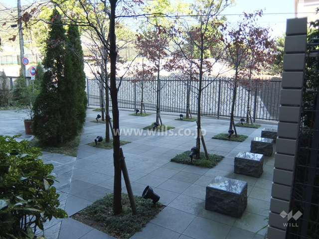 エントランス横の広場