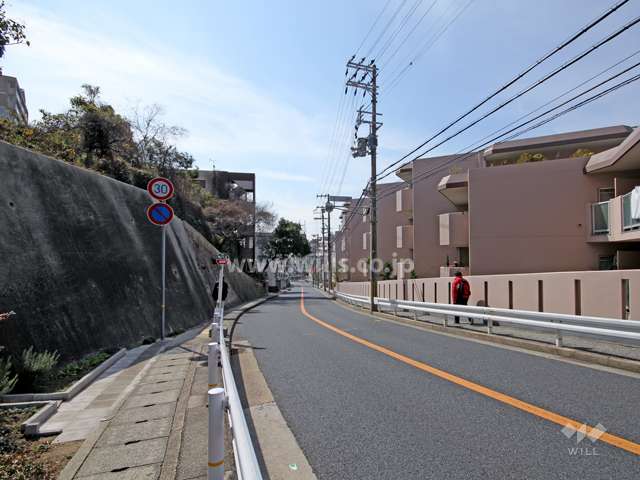 敷地西側の前面道路
