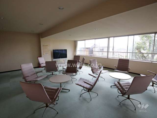 エントランスホールには談話スペースが設けられています。