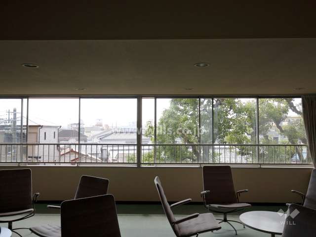 エントランスホールの窓は大きく、眺めがあります。