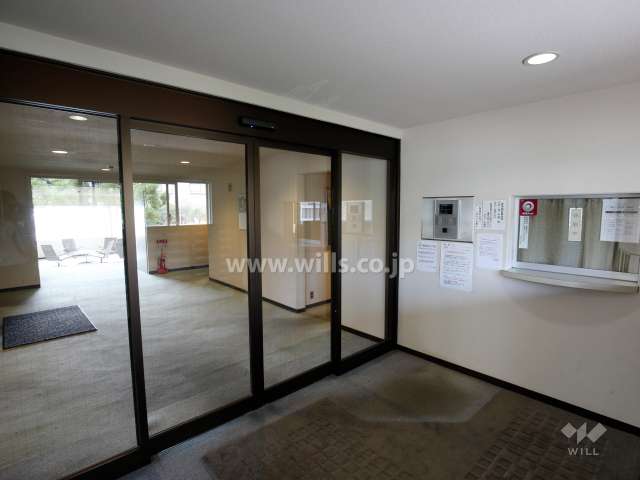 エントランスはオートロック付きです。