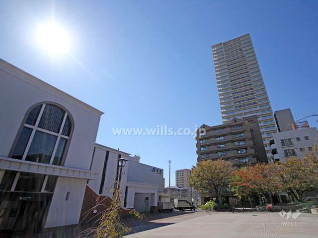 ワコーレKOBE灘タワーの遠景。手前はJR「灘」駅です。