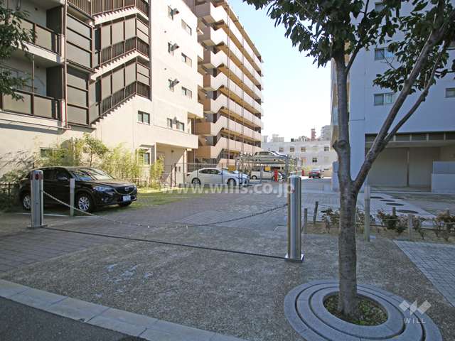 駐車場出入り口（ロボットゲート付き）