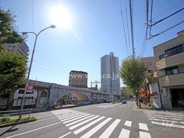ワコーレKOBE灘タワーの遠景。手前は阪急神戸線です。